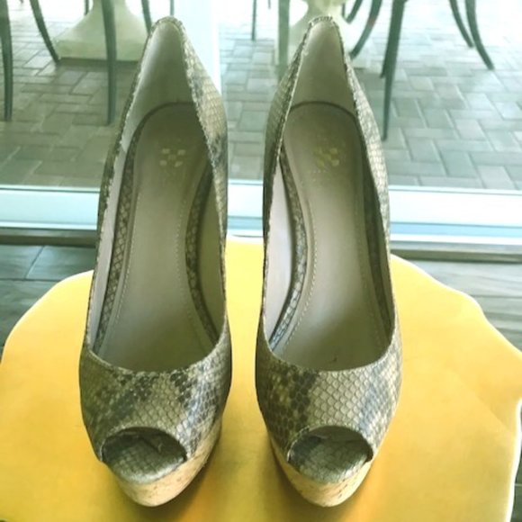 Vince Camuto snakeskin cork wedges with peep toe - Picture 2 of 3